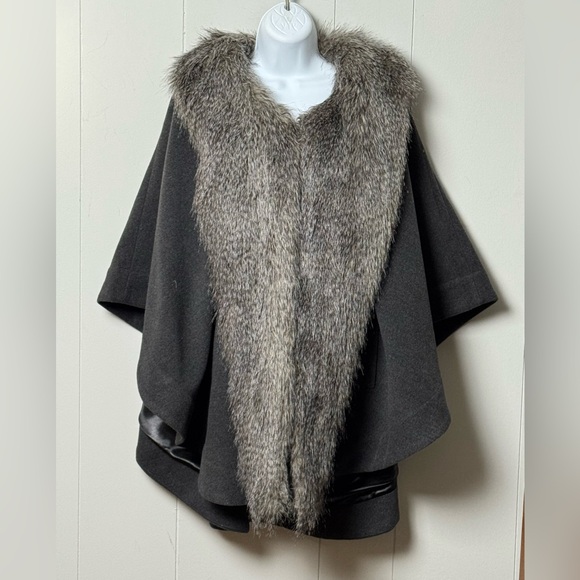 RLZ Women’s Gray Faux Fur Trimmed Cape Poncho with Belt Size S - Picture 2 of 7
